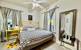 Seattle Home With 2 Bedrooms A King Bed Queen Bed And An Extra Sofa Bed Located 10 Minutes From Seatac Airport And 20 Minutes From Downtown